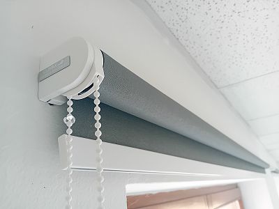 Instalace barevných látkových rolet pro školní družinu v Pardubicích