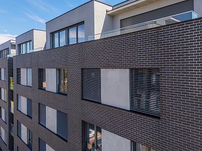 Montáž venkovních žaluzií T-80 pro bytovou novostavbu Vektor v Pardubicích