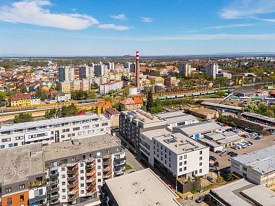 Montáž venkovních žaluzií T-80 pro bytovou novostavbu Vektor v Pardubicích