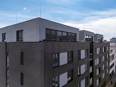 Montáž venkovních žaluzií T-80 pro bytovou novostavbu Vektor v Pardubicích
