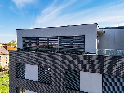 Montáž venkovních žaluzií T-80 pro bytovou novostavbu Vektor v Pardubicích