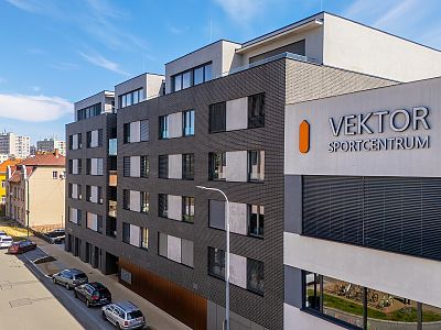Montáž venkovních žaluzií T-80 pro bytovou novostavbu Vektor v Pardubicích