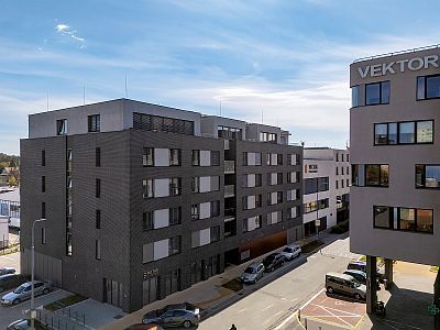 Montáž venkovních žaluzií T-80 pro bytovou novostavbu Vektor v Pardubicích