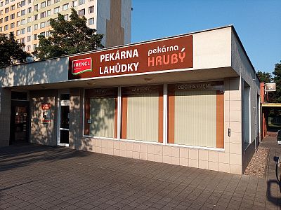 Montáž vertikálních žaluzií do nového bistra Frencl Hrubý v Polabinách