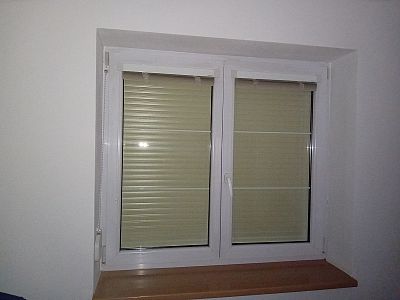 Venkovní předokenní rolety s krycím boxem pro rodinný dům v Praze